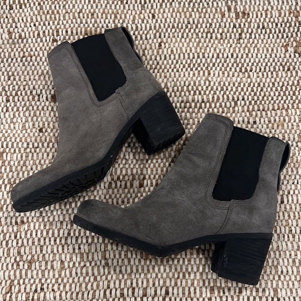 Sam Edelman Chelsea Gray Suede Leather Pull on Ankle Boots. Women's Size 8.